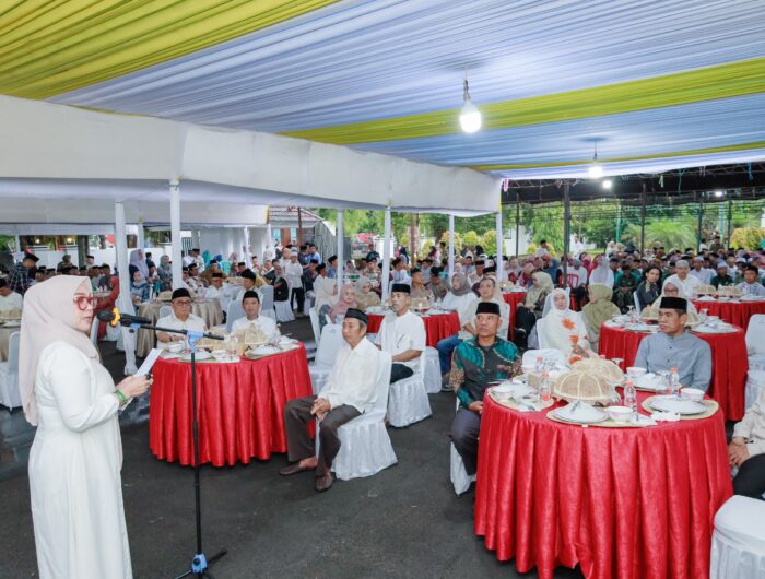 “Ribuan warga menghadiri acara buka puasa bersama Bupati Barru di Rumah Jabatan dengan suasana hangat dan penuh kebersamaan.”