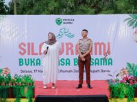 “Dua anak Bupati Barru menyampaikan kisah haru tentang ibunya di acara buka puasa bersama di Rumah Jabatan Barru.”