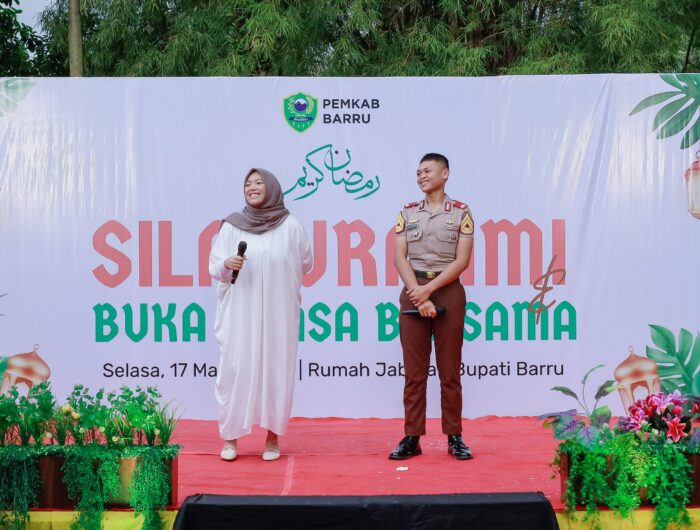 “Dua anak Bupati Barru menyampaikan kisah haru tentang ibunya di acara buka puasa bersama di Rumah Jabatan Barru.”