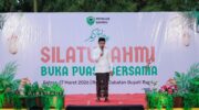 “Ulama Kamaruddin Hasan menyampaikan tausiyah dan memuji keluarga Bupati Barru dalam acara buka puasa bersama di Rumah Jabatan.”