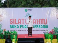 “Ulama Kamaruddin Hasan menyampaikan tausiyah dan memuji keluarga Bupati Barru dalam acara buka puasa bersama di Rumah Jabatan.”