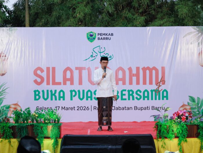 “Ulama Kamaruddin Hasan menyampaikan tausiyah dan memuji keluarga Bupati Barru dalam acara buka puasa bersama di Rumah Jabatan.”