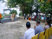 “Bupati Barru menyaksikan penandatanganan kerja sama pembukaan kembali Lasonrai Beach di Desa Batupute.”