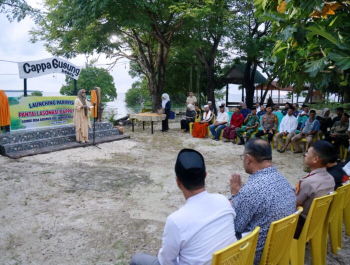 “Bupati Barru menyaksikan penandatanganan kerja sama pembukaan kembali Lasonrai Beach di Desa Batupute.”