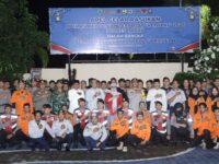 “Kapolres Barru memimpin apel pengamanan malam takbiran dengan ratusan personel gabungan di halaman Polres Barru.”