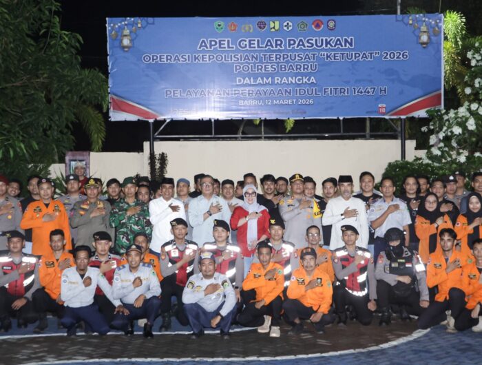 “Kapolres Barru memimpin apel pengamanan malam takbiran dengan ratusan personel gabungan di halaman Polres Barru.”