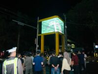“Bupati Barru meresmikan videotron di Tugu Payung sebagai media informasi publik modern di pusat kota Barru.”