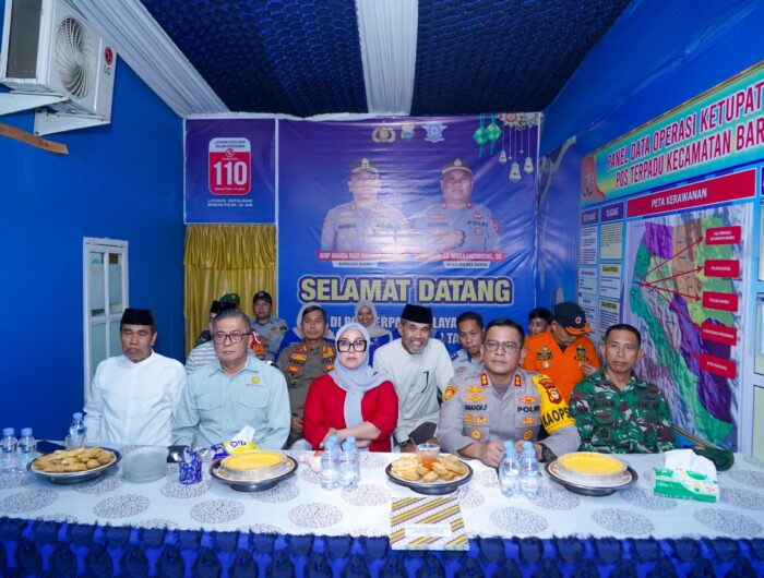 “Bupati Barru bersama rombongan meninjau pos pengamanan malam takbiran dan menyerahkan bingkisan kepada petugas.”