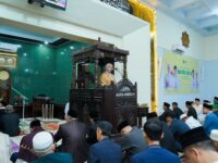 “Bupati Barru menyampaikan sambutan Idulfitri di Masjid Agung Nurul Iman di hadapan jamaah.”