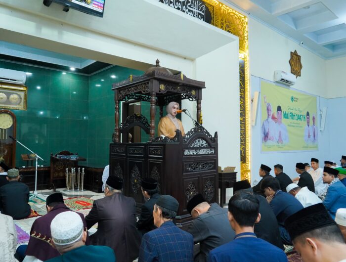 “Bupati Barru menyampaikan sambutan Idulfitri di Masjid Agung Nurul Iman di hadapan jamaah.”