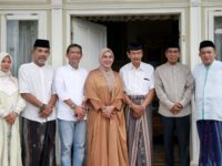 “Bupati Barru melakukan silaturahmi dan sungkem kepada mantan Bupati Andi Muhammad Rum di Mangkoso saat Idulfitri.”