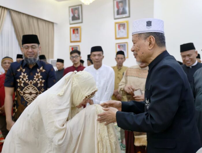 “Anre Gurutta Faried Wajedi di Rumah Jabatan Bupati Barru dalam acara silaturahmi pasca Ramadan.”