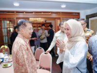 “Suasana halal bihalal di kediaman Jusuf Kalla di Makassar yang dihadiri tokoh nasional dan kepala daerah.”