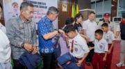Wakil Bupati Barru menyerahkan bantuan perlengkapan sekolah kepada siswa SD di Rumah Jabatan Bupati Barru.