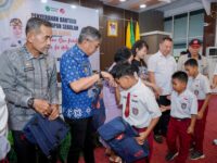 Wakil Bupati Barru menyerahkan bantuan perlengkapan sekolah kepada siswa SD di Rumah Jabatan Bupati Barru.