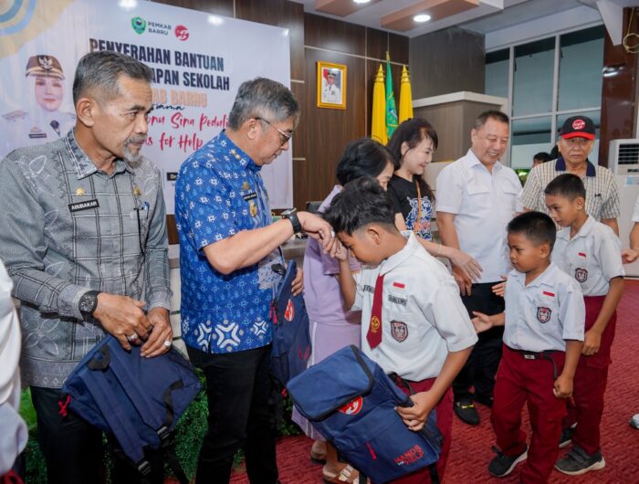 Wakil Bupati Barru menyerahkan bantuan perlengkapan sekolah kepada siswa SD di Rumah Jabatan Bupati Barru.