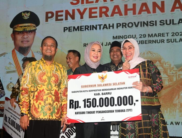 Bupati Barru menerima penghargaan Tingkat Pengangguran Terbuka dari Gubernur Sulawesi Selatan di Makassar