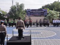 Personel Polres Barru mengikuti apel siaga pengamanan Amarah dan May Day di halaman Mapolres Barru