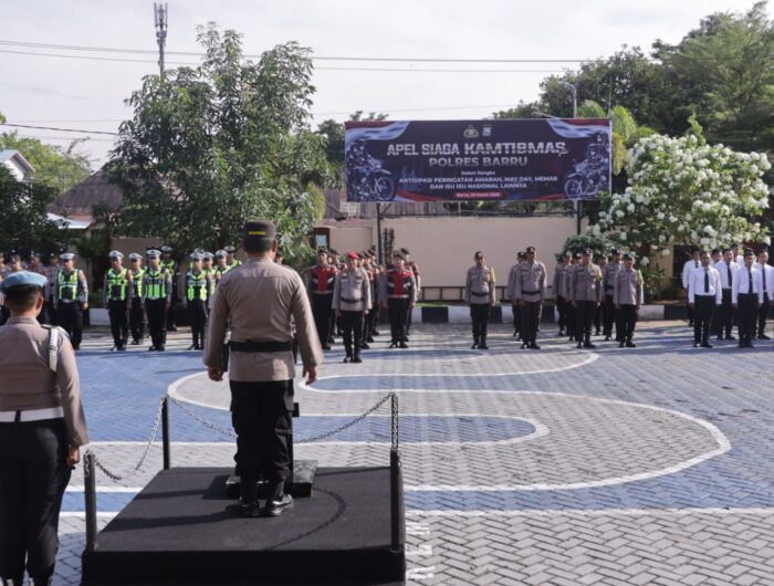 Personel Polres Barru mengikuti apel siaga pengamanan Amarah dan May Day di halaman Mapolres Barru