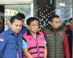 Tersangka kasus korupsi tambang nikel digiring penyidik Kejaksaan Agung di Jakarta