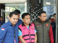 Tersangka kasus korupsi tambang nikel digiring penyidik Kejaksaan Agung di Jakarta