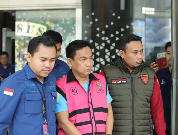 Tersangka kasus korupsi tambang nikel digiring penyidik Kejaksaan Agung di Jakarta