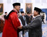Presiden Prabowo Subianto melantik pejabat negara di Istana Kepresidenan
