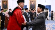 Presiden Prabowo Subianto melantik pejabat negara di Istana Kepresidenan