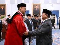 Presiden Prabowo Subianto melantik pejabat negara di Istana Kepresidenan
