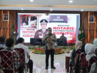 Kepala Kejati Sulsel memaparkan buku tentang modus korupsi notaris dalam seminar hukum di Makassar
