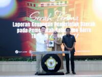 Bupati Barru menyerahkan LKPD 2025 kepada Kepala BPK RI Perwakilan Sulawesi Selatan di Makassar