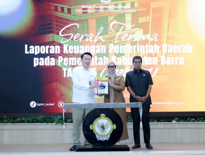 Bupati Barru menyerahkan LKPD 2025 kepada Kepala BPK RI Perwakilan Sulawesi Selatan di Makassar