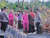 Kapolres Barru Kunjungi Korban Kebakaran Desa Lampoko