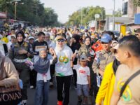 Ribuan peserta mengikuti jalan santai Hari Jadi Barru di Alun-Alun Colliq Pujie
