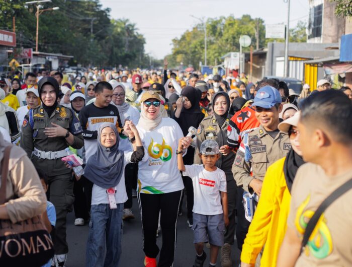 Ribuan peserta mengikuti jalan santai Hari Jadi Barru di Alun-Alun Colliq Pujie