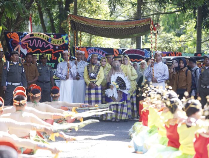 Penampilan tarian Sumangena To Berru’e pada HUT ke-66 Kabupaten Barru