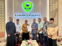 Bupati Barru menyerahkan SK PLH Sekda kepada Andi Syarifuddin