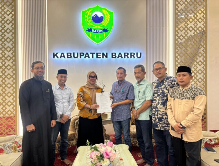 Bupati Barru menyerahkan SK PLH Sekda kepada Andi Syarifuddin