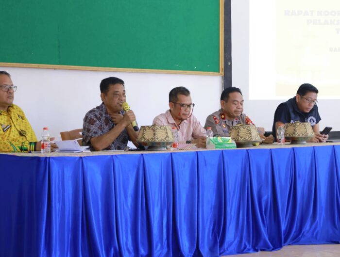Plh Sekda Barru memimpin rapat koordinasi persiapan Pilkades di Kantor PMDPPKB Barru
