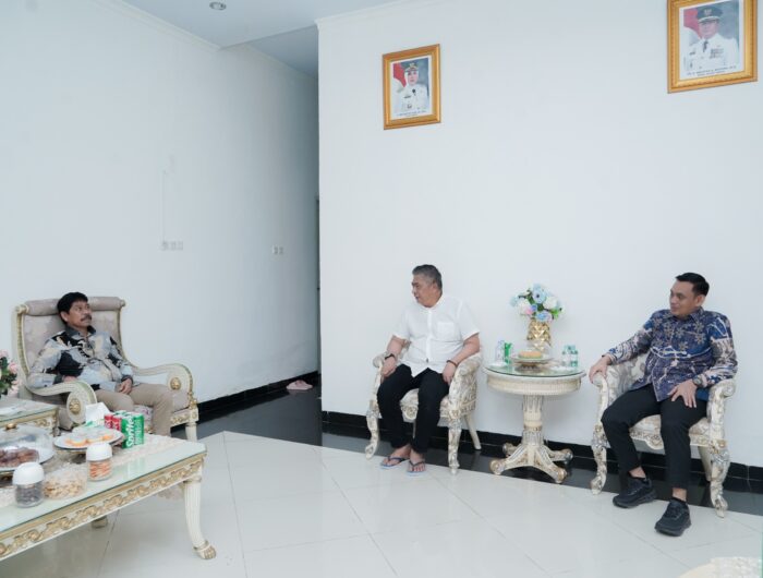 Wakil Bupati Barru Abustan Andi Bintang menerima kunjungan Wakil Bupati Penajam Paser Utara Abdul Waris Muin di rumah jabatan Barru dalam suasana akrab