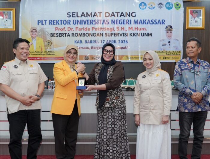 Bupati Barru Andi Ina Kartika Sari bersama Plt Rektor UNM Farida Patittingi saat supervisi mahasiswa KKN di Barru
