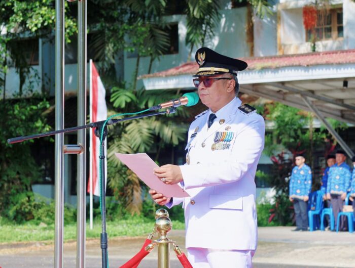Wakil Bupati Barru memimpin upacara Hari Otonomi Daerah ke-30 di halaman Kantor Bupati Barru dengan peserta ASN dan Forkopimda