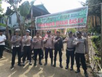 Personel Polsek Barru melakukan pengamanan pada pesta adat Pa’engnge Majjimpo-jimpo di Desa Siawung