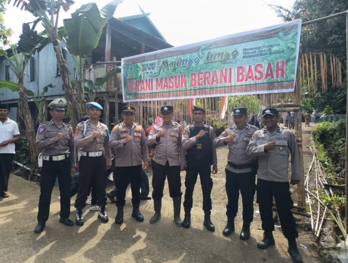 Personel Polsek Barru melakukan pengamanan pada pesta adat Pa’engnge Majjimpo-jimpo di Desa Siawung