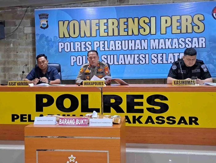 Konferensi pers pengungkapan 79 kasus narkotika oleh Sat Resnarkoba Polres Pelabuhan Makassar dengan total 126 tersangka selama Januari hingga April 2026.