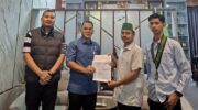 HMI Cabang Barru menyerahkan dokumen laporan dugaan penyalahgunaan dana hibah KPU kepada Kejaksaan Negeri Barru dalam audiensi di ruang kerja Kejari Barru.