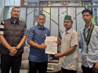 HMI Cabang Barru menyerahkan dokumen laporan dugaan penyalahgunaan dana hibah KPU kepada Kejaksaan Negeri Barru dalam audiensi di ruang kerja Kejari Barru.
