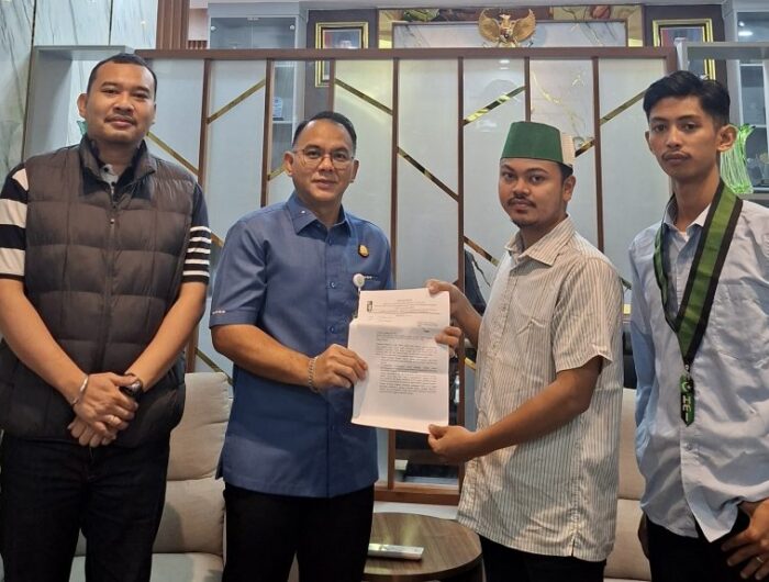 HMI Cabang Barru menyerahkan dokumen laporan dugaan penyalahgunaan dana hibah KPU kepada Kejaksaan Negeri Barru dalam audiensi di ruang kerja Kejari Barru.