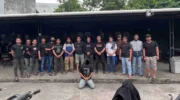 Tim gabungan dari Unit Resmob Polda Sulsel, Jatanras Polrestabes Makassar dan Polsek Rappocini saat mengamankan terduga pelaku pembunuhan terhadap seorang wanita di Makassar. (Ist)