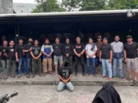 Tim gabungan dari Unit Resmob Polda Sulsel, Jatanras Polrestabes Makassar dan Polsek Rappocini saat mengamankan terduga pelaku pembunuhan terhadap seorang wanita di Makassar. (Ist)